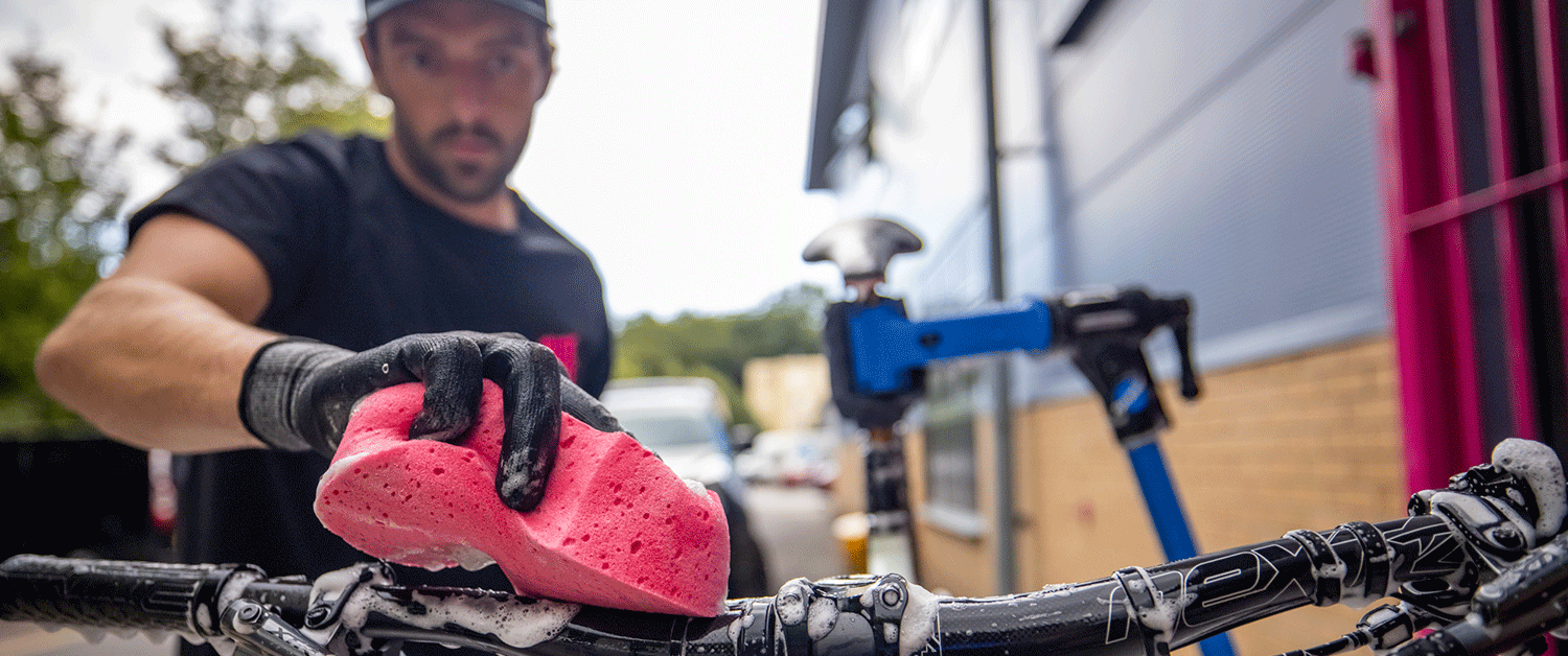 Sähköpyörän pesu – Näin pidät menopelisi mintissä